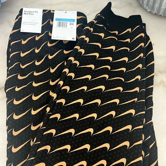 NIKE NWT Woman’s sweats Sz M. Reg 80! Cute gold/black - Picture 2 of 7